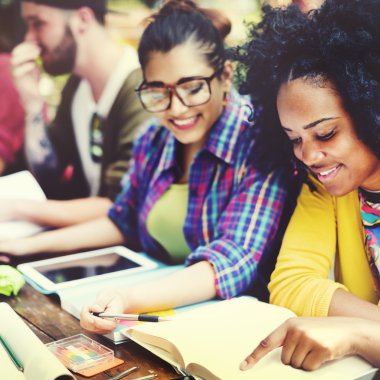 çeşitli üniversite öğrencileri sınıfta eğitim