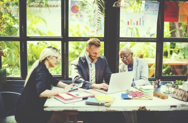 Ofiste çalışan iş adamları,