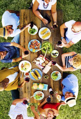 Arkadaşlar açık havada yemek