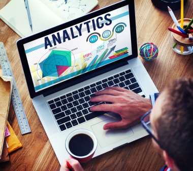 Laptop ve Analytics kullanan adam