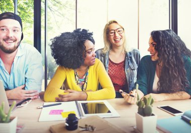 Çeşitli üniversite öğrencileri sınıfta beyin fırtınası