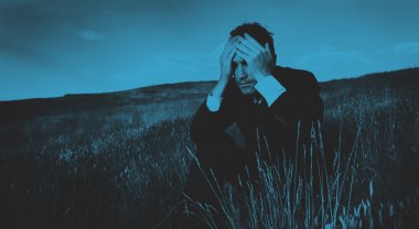 hayat hakkında depresyonda yalnız iş adamı