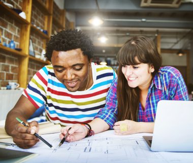 Farklı insanların birlikte çalışma