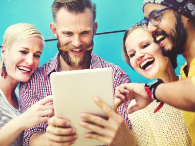 arkadaşlar dijital tablet kullanarak