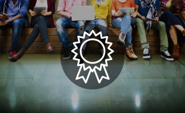 Kablosuz cihazlar ile bankta oturan arkadaşlar