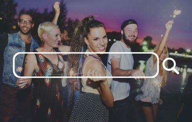 arkadaşlar gece partide eğleniyor