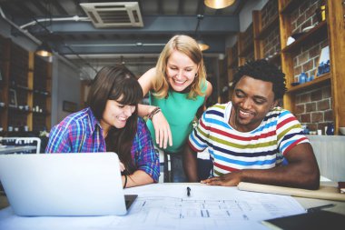 Farklı insanların birlikte çalışma grubu