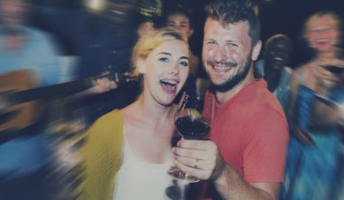 Dışarı asılı açık havada partide arkadaşlar