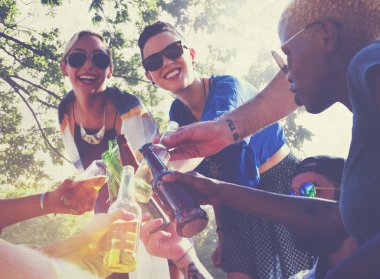 Dışarı asılı açık havada partide arkadaşlar
