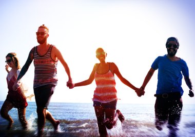 Mutlu arkadaşlar sahilde eğleniyor.