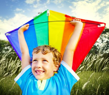 Küçük çocuk Parkı'nda uçurtma ile oynarken