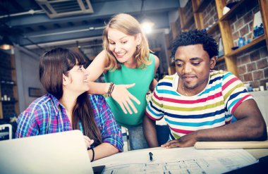 Farklı insanların birlikte çalışma