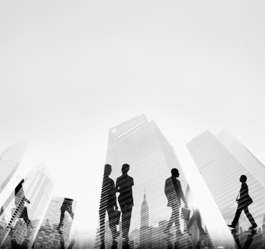 Şehirde yürüyen iş adamları