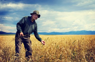 çayır yürüyen adam