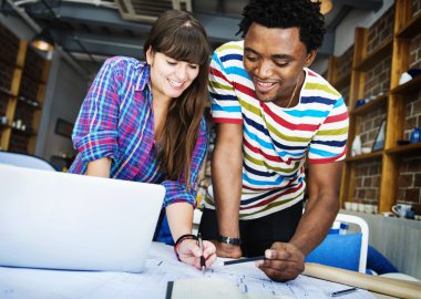 Farklı insanların birlikte çalışma