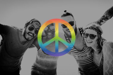 Mutlu arkadaşlar sahilde eğleniyor.