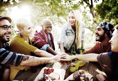 arkadaşlar açık havada birlikte zaman zevk