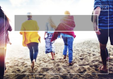 mutlu arkadaş sahilde