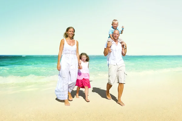 Familie im Strandgenusskonzept — Stockfoto