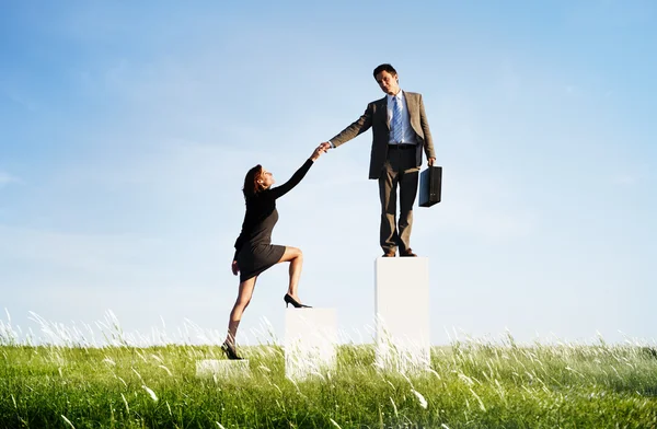 Empresário ajudando colega a ter sucesso — Fotografia de Stock