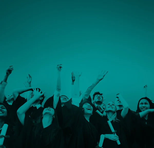 Studenter kasta Caps i luften — Stockfoto