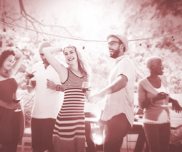 Amigos pasando el rato en la fiesta al aire libre — Foto de Stock