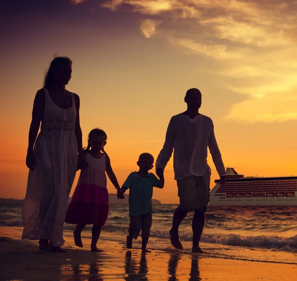 Familia y niños en el concepto de playa — Foto de Stock