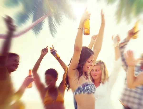 Pessoas celebrando no conceito de festa de praia — Fotografia de Stock