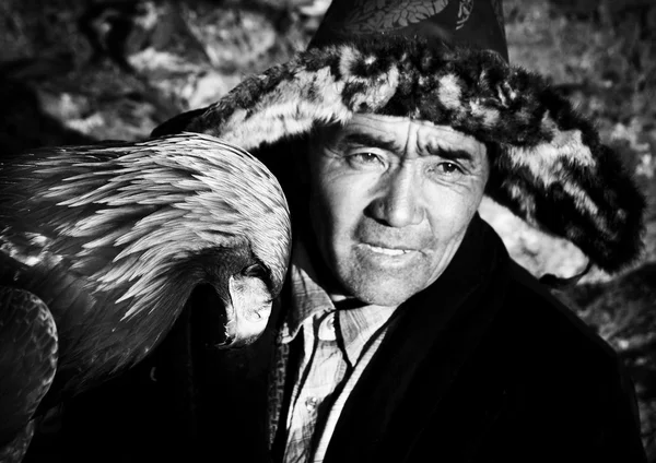 Mongolian Man with eagle — Stock Photo, Image