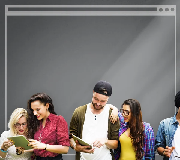 College students using wireless devices — Stock Photo, Image