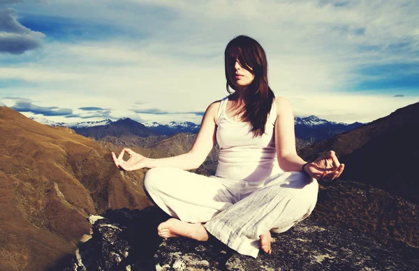 Woman Sitting Meditating Mountains — Stock Photo, Image