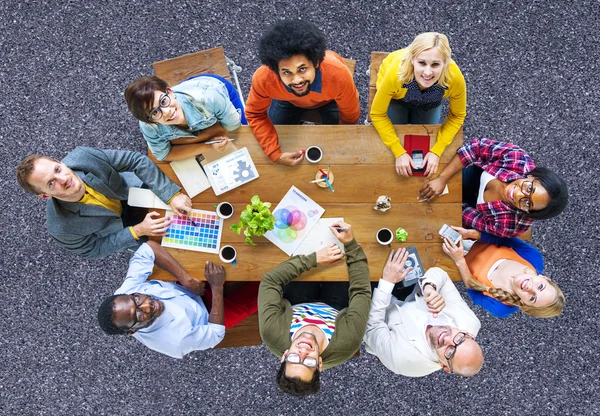 Grupo de Designers Diversos Tendo uma Reunião — Fotografia de Stock