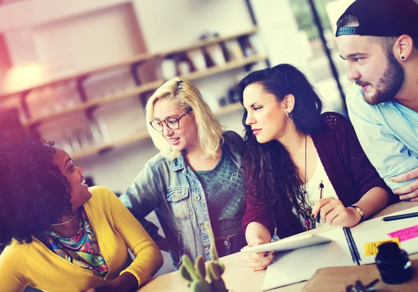 Olika studenter brainstorming i klassrummet — Stockfoto