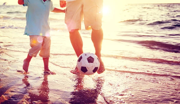 Vader en zoon spelen voetbal Concept — Stockfoto