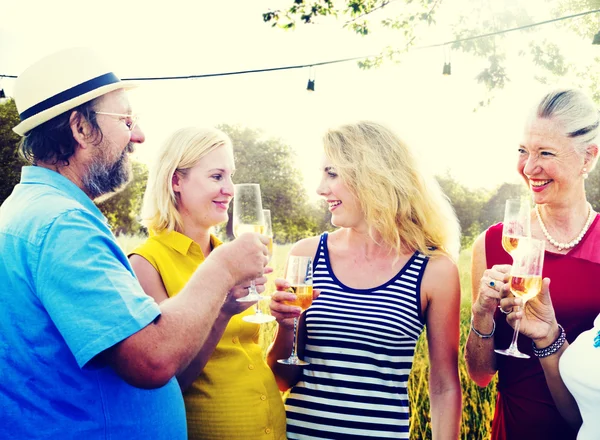 Verschiedene Menschen im Freien — Stockfoto