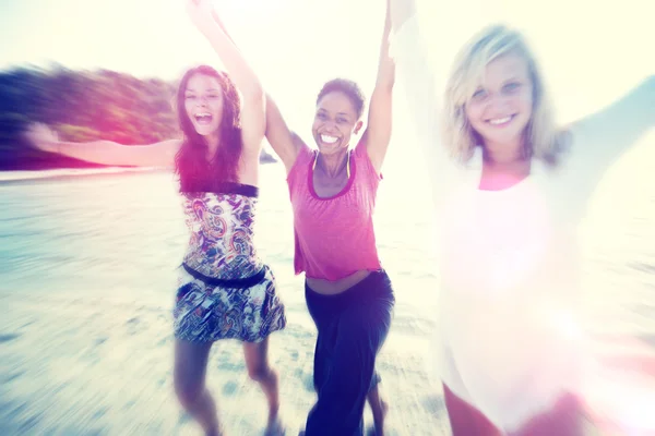 Vrouwen op het strand, meisjes macht Concept — Stockfoto