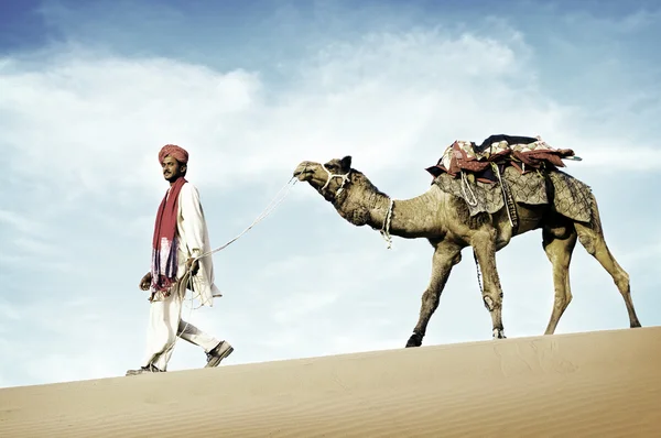 Man gå med hans kamel — Stockfoto
