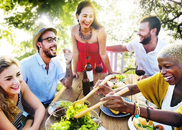 Amigos Jantar ao ar livre — Fotografia de Stock