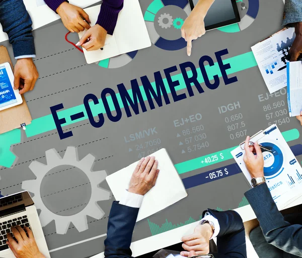 Pessoas de negócios e conceito de E-Commerce — Fotografia de Stock