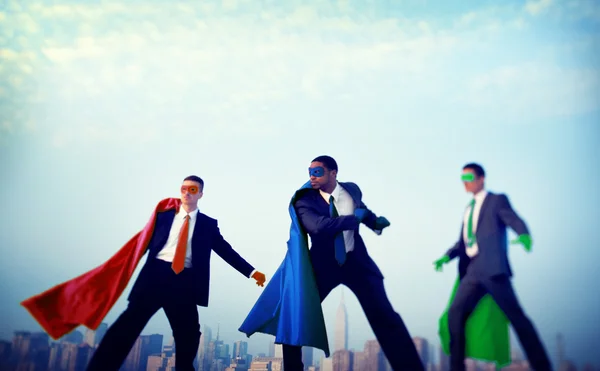 Affärsmän i superhjälte dräkter — Stockfoto