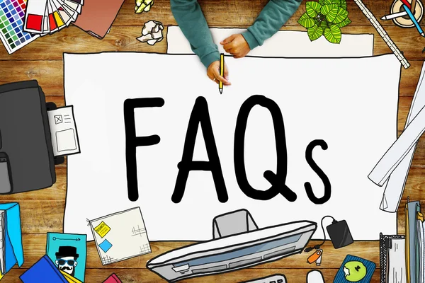 Mann, der mit Faqs arbeitet — Stockfoto