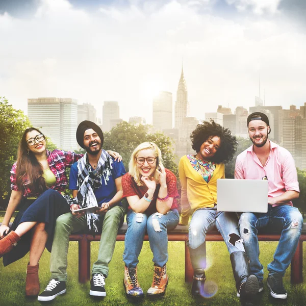 Vrolijke studenten in college park — Stockfoto