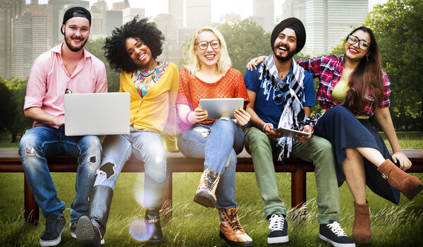 друзья на скамейке с ноутбуком и планшетным ПК
