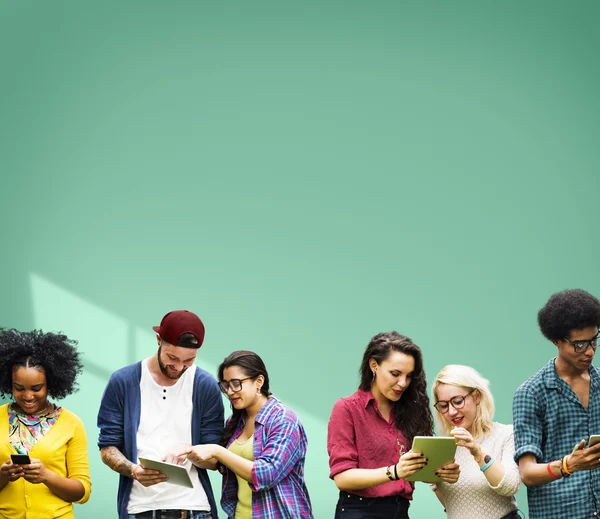 College students using wireless devices — Stock Photo, Image