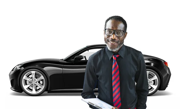 Hombre con coche detrás de él —  Fotos de Stock