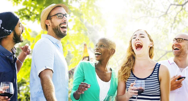 Amis traînant à la fête en plein air — Photo