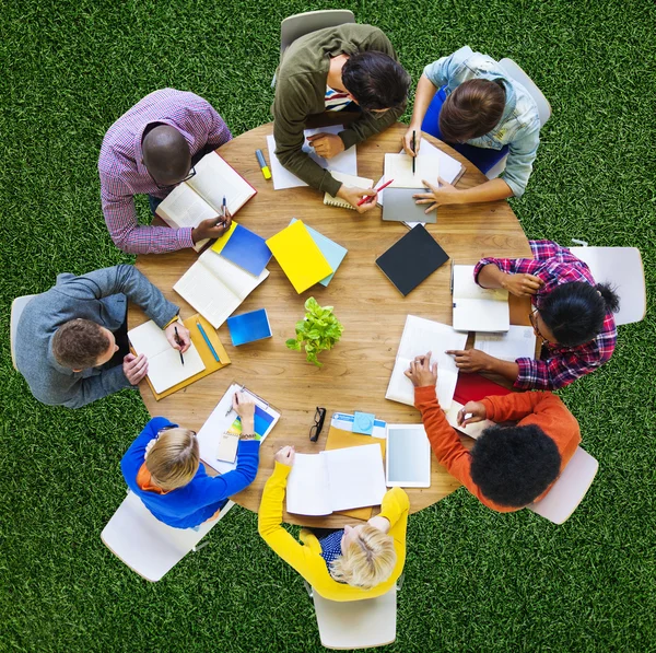 Estudiantes Estudiando alrededor de la mesa — Foto de Stock