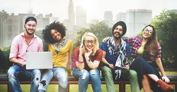 Vrolijke studenten in college park — Stockfoto