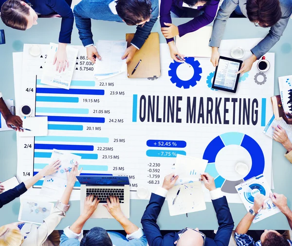 Geschäftsleute bei Meetings und Online-Marketing — Stockfoto