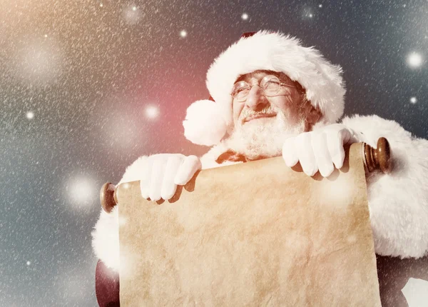 Traditionelles Weihnachtsmann- und Papierrollenkonzept — Stockfoto